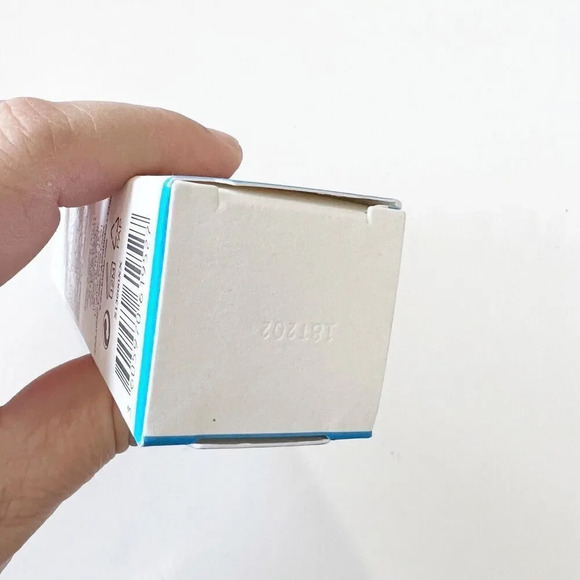 Kiehl's Hydro-Plumping Re-Texturizing Hydrating Serum Concentrate 1.7oz 50ml Box - Picture 7 of 8